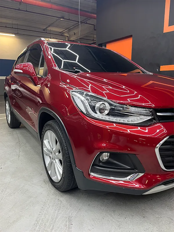 Carro vermelho altamente brilhoso e protegido com a Vitrificação Automotiva.
